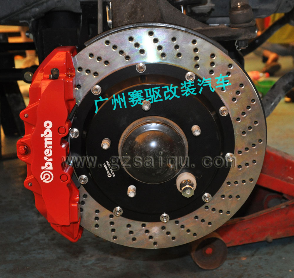 意大利改装刹车BREMBO八活塞卡钳