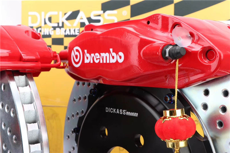 brembo 特斯拉大四活塞刹车