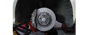 奔驰E级原车18寸轮毂改装brembo V6六活塞搭配DICASE