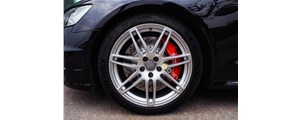 奥迪A6刹车升级前置brembo V6配380孔盘后轮升级370孔盘！