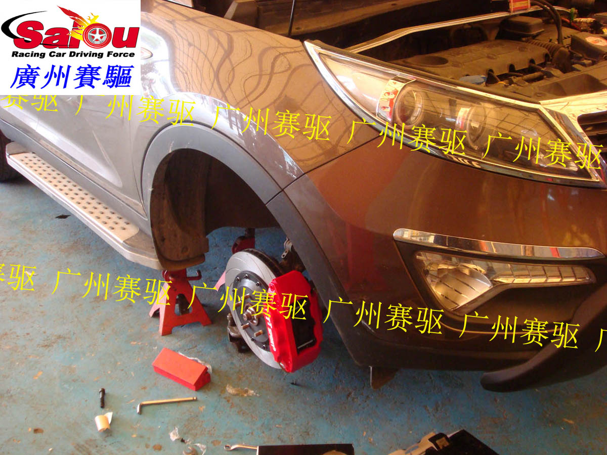 在进行中的智跑改刹车TT 大六活塞卡钳